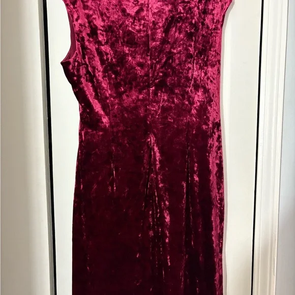 Elegant Velvet Dress in Rich Burgundy​ - Picture 3 of 5